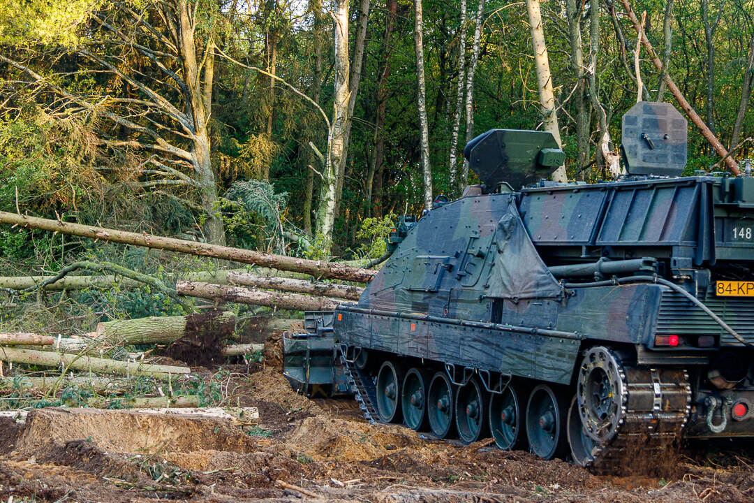 Naast de luchtmacht werd ook de landmacht ingeschakeld om ervoor te zorgen dat het vuur bij het Limburgse Herkenbosch niet verder zou verspreiden.
13 Lichte brigade werd ingeschakeld om met 2 tanks een fikse stoplijn te creëren van 400 meter lang en 40 meter breed. Een avond en nacht lang werd aan de brandgang gewerkt, waarbij struiken en bomen met wortel en al gerooid werden. “Het vuur kwam uiteindelijk tot 50 meter voor onze locatie”, vertelt een sergeant-majoor van 411 Pantsergeniecompagnie.