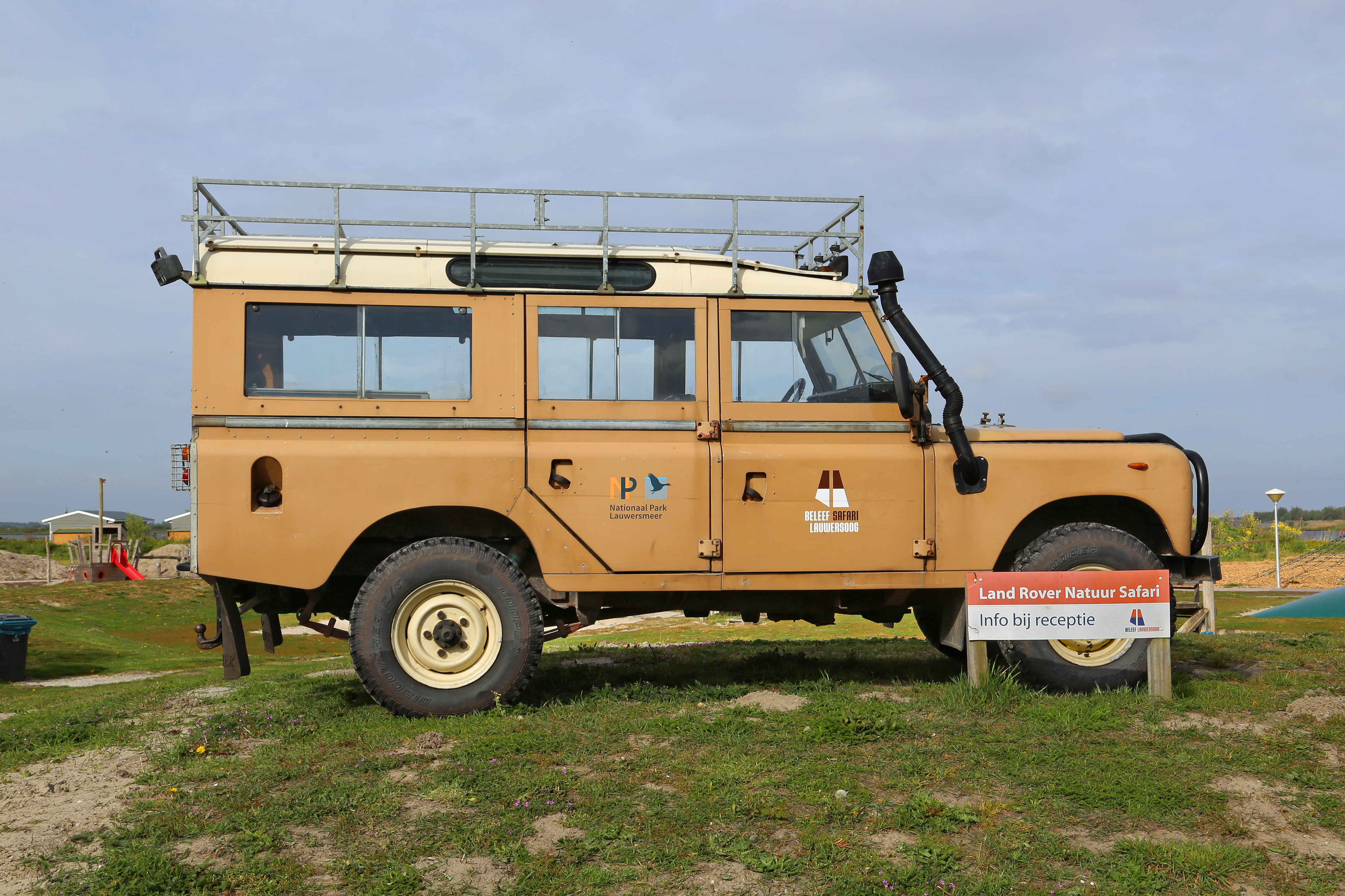 Nationalpark Lauwersmeer, ein Naturschutzgebiet im Norden der Niederlande bei dem Dorf Lauwersoog. Ein Allradfahrzeug für Safaris im Nationalpark.